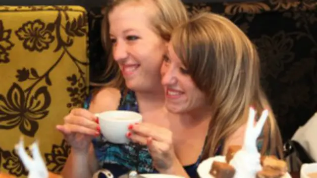 जुड़वा बहनें