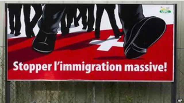 isviçre'de göçmen karşıtlığını hicveden bir poster görülüyor