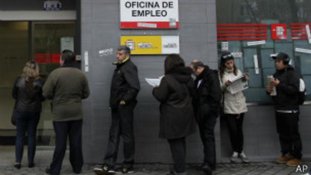 Безработные в Мадриде на бирже труда
