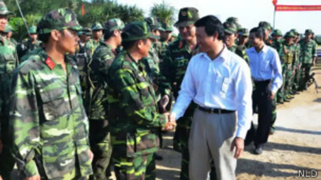 Lãnh đạo huyện Lý Sơn thăm các đơn vị tham gia diễn tập