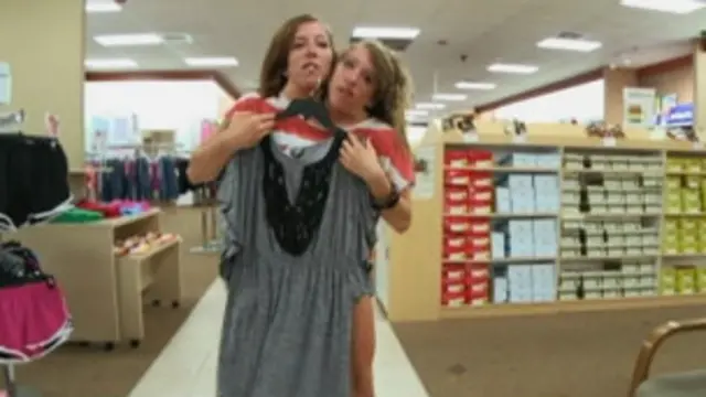 Abby e Brittany compram roupas