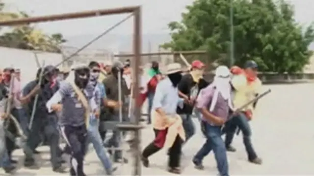 Homens mascarados invadindo pátio (crédito: AP)