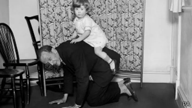 Алан Александр Милн с сыном Кристофером Робином