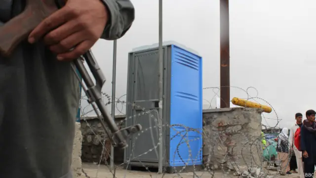 قبلا سازمان دیدبان حقوق بشر اعلام کرده بود که عدم دسترسی بانوان پلیس در افغانستان به تسهیلات ابتدایی از جمله توالت و رختکن، سبب آزار جنسی بانوان پلیس شده 