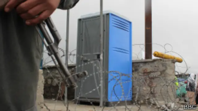 آمر پلیس یکی از کمربندهای شهری کابل گفت که سربازان پلیس مرد با یگانه بانوی پلیس این کمربند از این تشناب استفاده می‌کنند