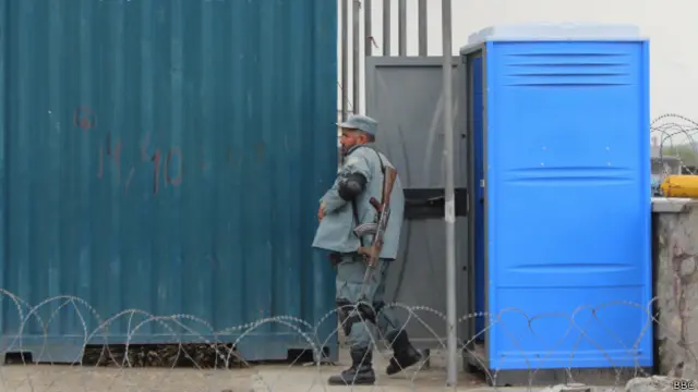 دیدبان حقوق بشر گفته است که بانوان پلیس افغان با سربازان پلیس مرد از تشنابهای مشترکی استفاده می‌کنند که قفل نمی‌شوند و مجرای دید دارند.