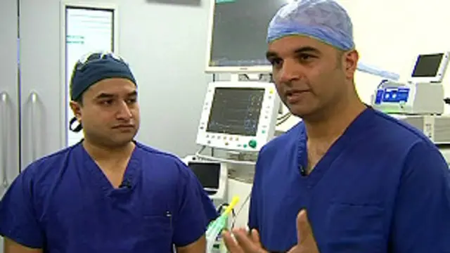 डॉक्टर संजय पुरकायस्थ के साथ बीबीसी से बातचीत करते डॉक्टर अद्वैत गांधे.