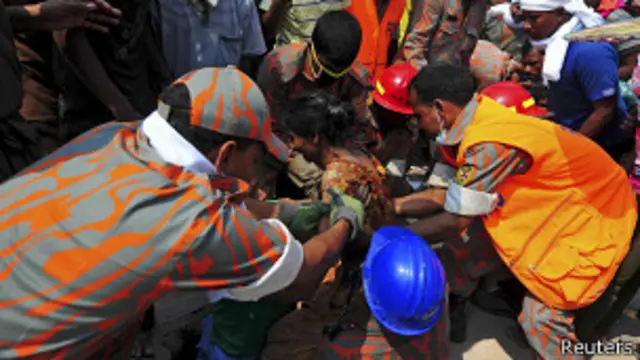 Спасатели извлекают женщину из-под завалов