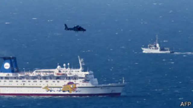 Un buque de la armada israelí y helicóptero buscan los restos de un avión no tripulado, derribado por la fuerza aérea israelí