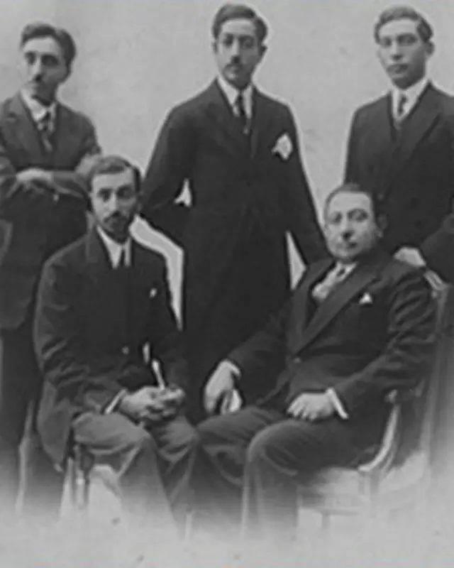 غلام نبی چرخی سفیر افغانستان در پاریس (۱۹۲۶-۱۹۲۸) با اعضای سفارت