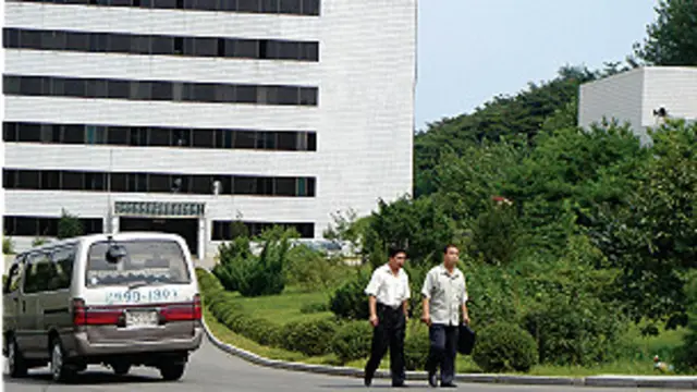 Dos personas caminando