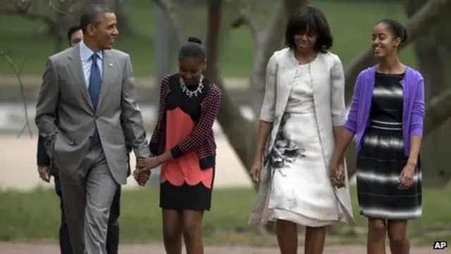 अमरीकी राष्ट्रपति बराक ओबामा अपने बेटियों के साथ