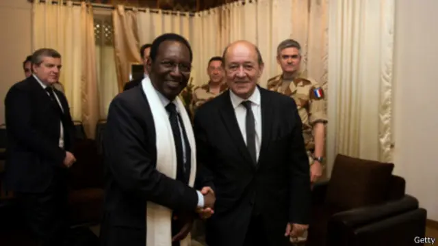 ژان ایو دو لرین، وزیر دفاع فرانسه در کنار نخست وزیر موقت مالی