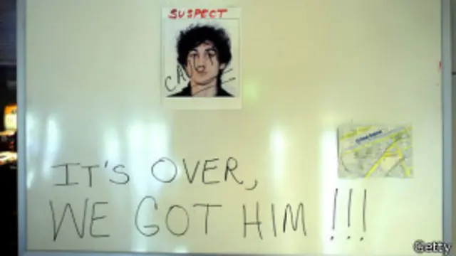 Lousa de autoridades americanas com foto de Tsarnaev e dizeres: 'Nós o pegamos' (Getty)