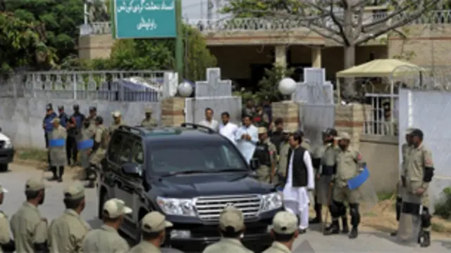 اس موقع پر عدالت کے باہر سخت حفاظتی انتظامات کیے گئے تھے