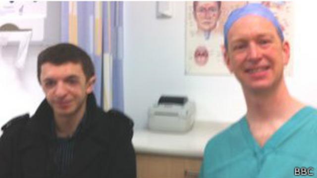 Brian Hogg e o médico (foto: BBC)