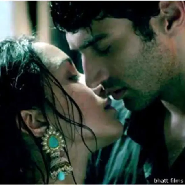 आदित्य रॉय कपूर का अभिनय अच्छा है, लेकिन श्रद्धा ने तो शानदार अभिनय से अपने किरदार में जान ही डाल दी है.