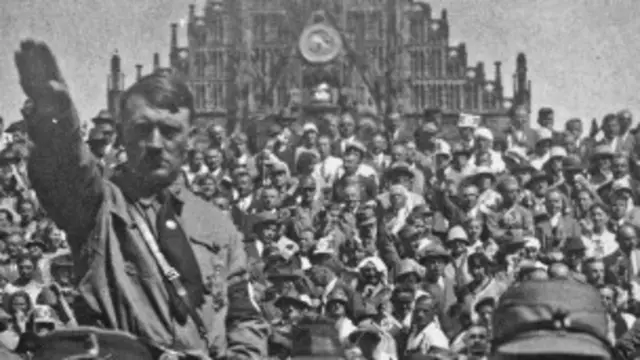 वर्ष, 1928 में जर्मनी में नाज़ी पार्टी की एक रैली में एडोल्फ़ हिटलर