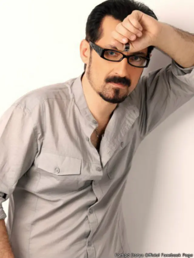 فرهاد دریا، این روزها با مخاطبانش از طریق صفحه فیس‌بوک رسمی خود صحبت می‌کند