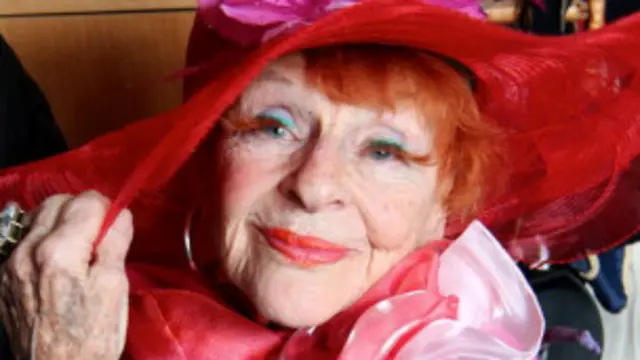 इलोना रॉयस स्मिथकिन प्रमुख ब्रांडों के लिए कर रहीं हैं मॉडलिंग