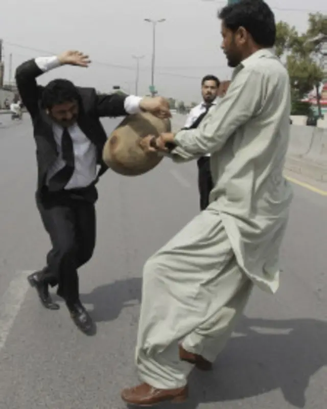 کچھ روز پہلےمشرف کے حامیوں نے ’وکلا بریگیڈ‘ کی پٹائی کی تھی