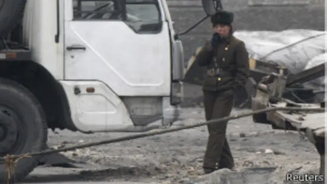 Разговор по мобильному телефону в Северной Корее