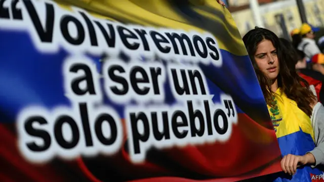 venezolana con bandera tricolor