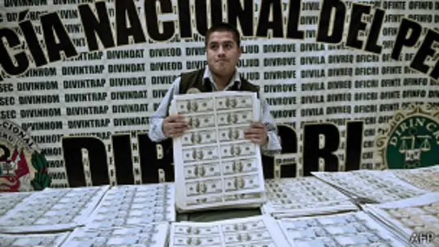 Policía peruano muestra dólares falsos