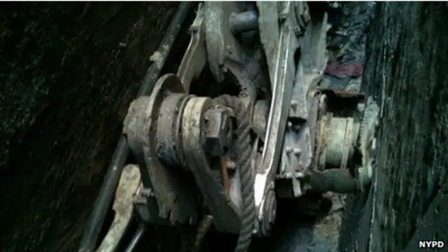 Potongan pesawat ditemukan di celah sempit dua gedung di New York. 