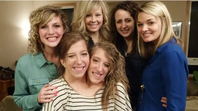 دوې غبرګونې په یوه تنه کې