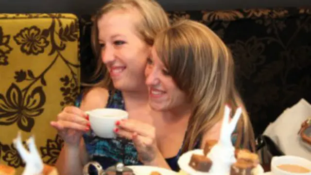 د ابي او بریټېني مور باتي وايي، د خپلو لوڼو لپاره هماغه تمه لري، لکه د نورو کسانو لپاره یې چې لري.