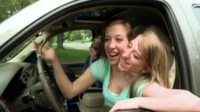 د ابي او بریټېني مور باتي وايي، د خپلو لوڼو لپاره هماغه تمه لري، لکه د نورو کسانو لپاره یې چې لري.