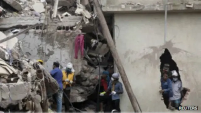 बुधवार को इमारत के ढह जाने से 300 से ज़्यादा लोगों के मारे जाने की खबर.