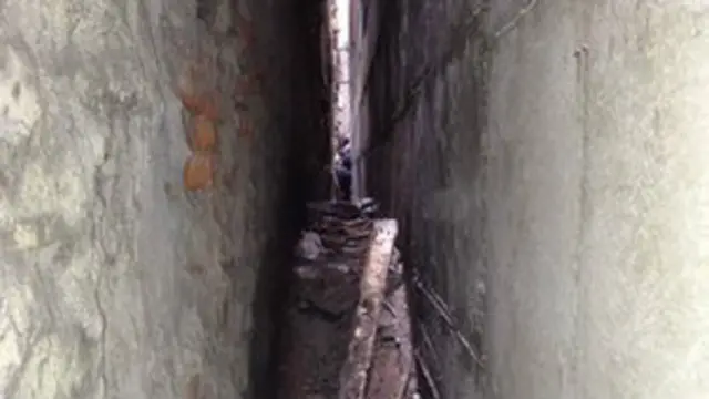 जहाज़ का एक टुकड़ा दो इमारतों के बीच पड़ा मिला