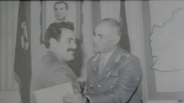 ژنرال عبدالقادر از گذشتههایش فقط یک عکس به یادگار دارد ـ عکسی همراه با ژنرال جمالالدین عمر (چپ) که در روز کودتای هفتم ثور بیشترین مقاومت را علیه نیروهای او در جاده دارالامان در غرب کابل داشته است