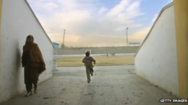 अफ़गानिस्तान में लौटने लगा है तालिबानी युग