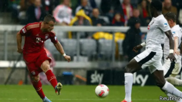 يقابل بايرن ميونيخ برشلونة الأسباني الأربعاء.