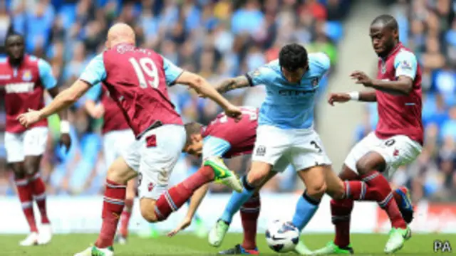 فاز مانشستر سيتي على وست هام يونايتد 2-1. 