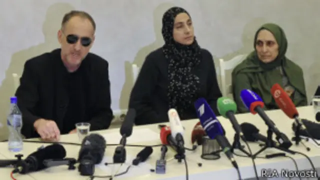 Одители и тетя братьев Царнаевых на пресс-конференции в Махачкале 25 апреля 2013 года