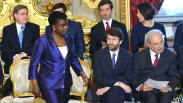 منذ تعيين كيينجي وزيرة للاندماج وهي تتعرض لسلسلة من الإهانات العنصرية