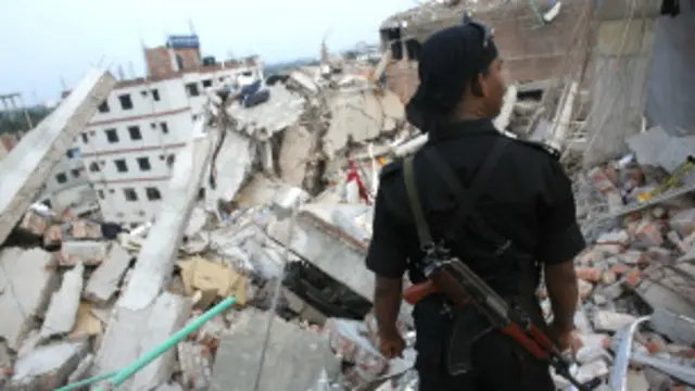 ढाका में इमारत गिरी