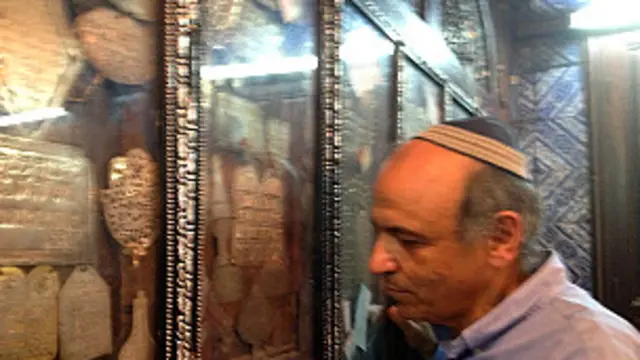 رفض موردخاي أكثر من مرة فكرة الهجرة إلى فرنسا