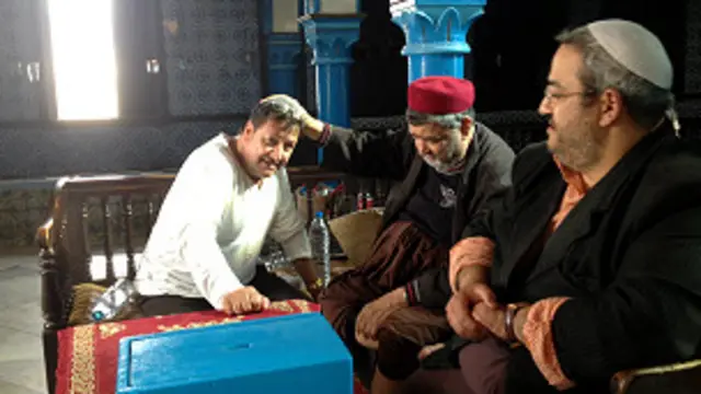 خضير حنينا يحصل على البركة من أحد حاخامات الكنيس