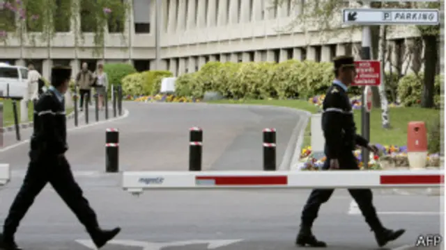 يعالج الرئيس بوتفليقة في مستشفى فال دو غراس العسكري الفرنسي منذ توعكه مساء السبت الماضي.