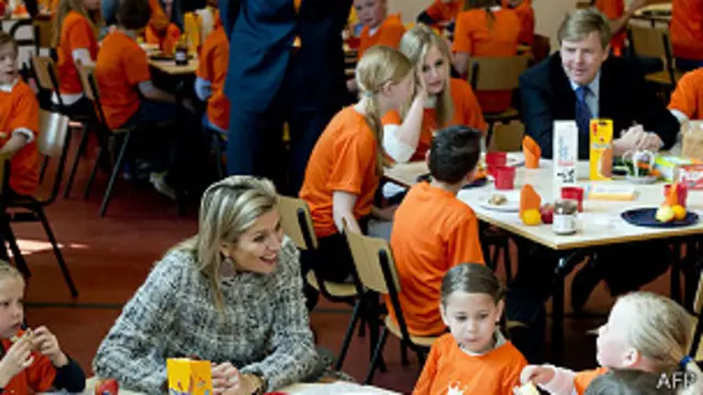 Máxima em uma escola holandesa (AFP)