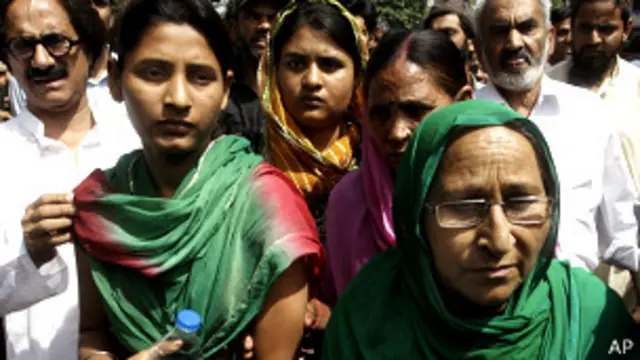 सरबजीत की मौत को पाकिस्तान की मीडिया ने वस्तुगत तरीके से पेश किया. उनकी बहन और बेटी लाहौर भी गई थीं. 