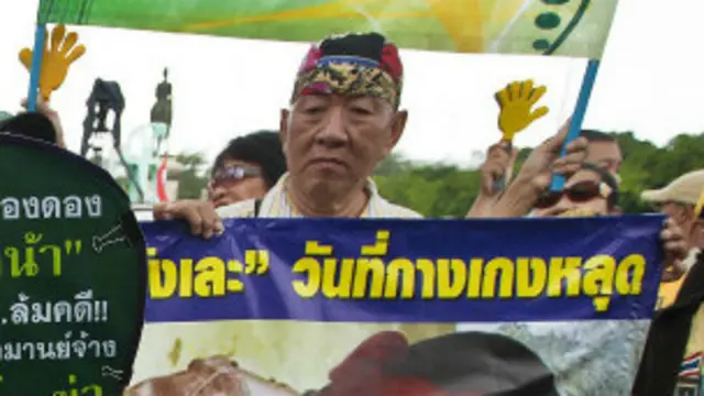 Kelompok Baju Kuning berdemonstrasi