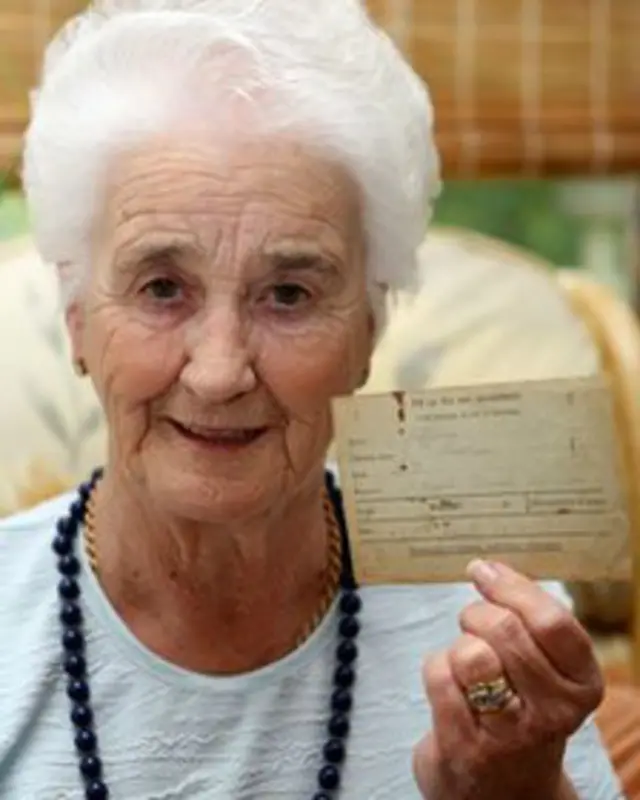 78 साल की पैट निकोलस को ये पोस्टकार्ड अपने परिवार की पुरानी फाइल में मिला.