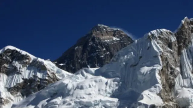 نیپال کی وزارتِ سیاحت نے دنیا کی بلند ترین چوٹی ماونٹ ایورسٹ پر قوانین کی خلاف ورزی کے جرم میں کوہ پیما سے پوچھ گچھ کی ہے