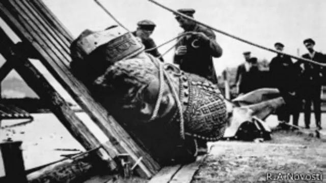 Уничтожение памятника Николаю II в Москве